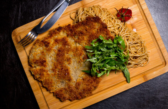 Schab pod pierzynką z pieczarkami i serem – soczyste i aromatyczne danie na każdą okazję