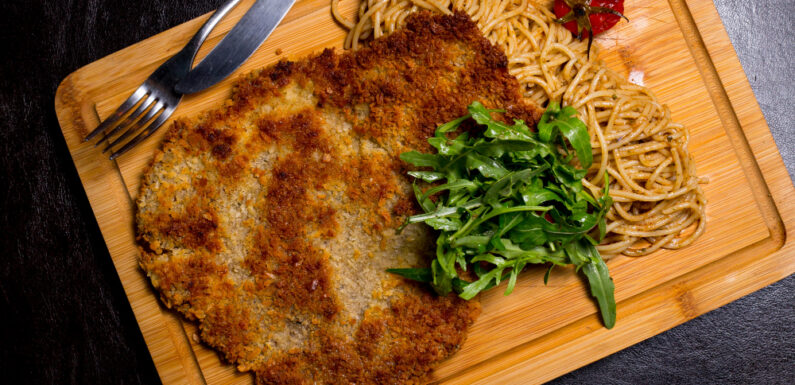 Schab pod pierzynką z pieczarkami i serem – soczyste i aromatyczne danie na każdą okazję