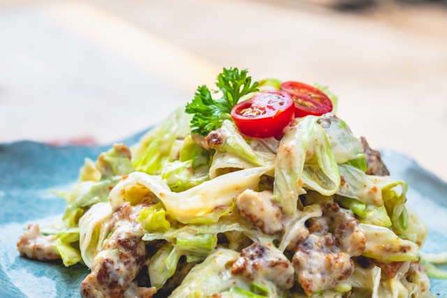 Sałatka z piersią z kurczaka i majonezem