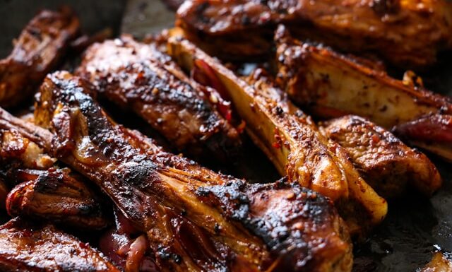 Ile piec żeberka w piekarniku w naczyniu żaroodpornym? Praktyczne wskazówki