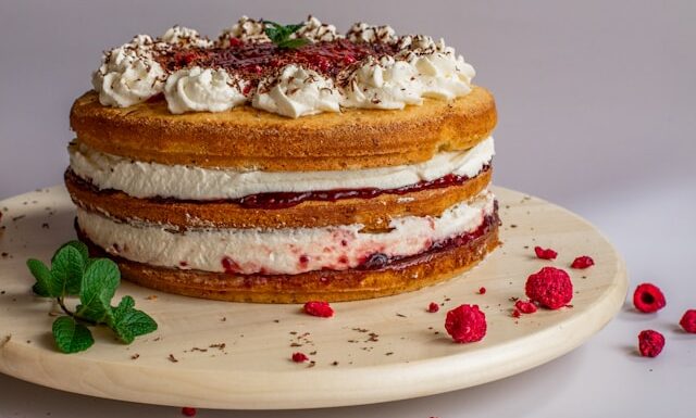 Biszkopt z serkiem mascarpone i bitą śmietaną –  szybkie ciasto na każdą okazję