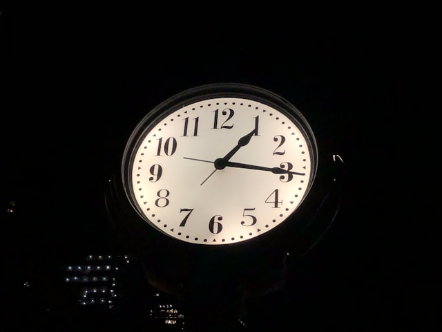 Co oznacza godzina 01:01 w numerologii?