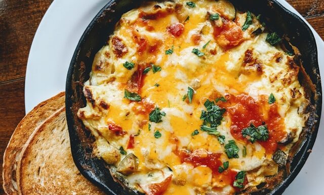 Zapiekanka z piersią z kurczaka i ziemniakami – musisz wypróbować ten przepis!