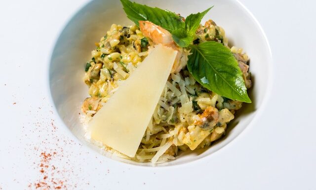 Sałatka z tuńczykiem, ryżem i papryką