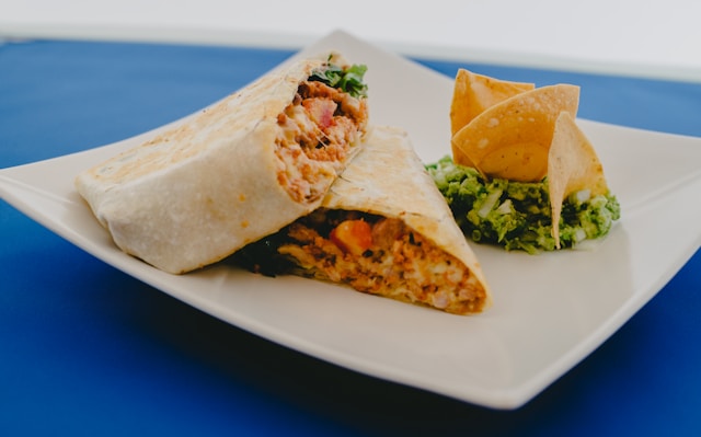 Tortilla z mięsem mielonym zapiekana w piekarniku