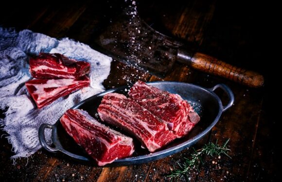 Solanka do mięsa – ile soli na litr wody? Przepis i porady