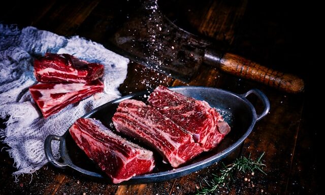 Solanka do mięsa – ile soli na litr wody? Przepis i porady