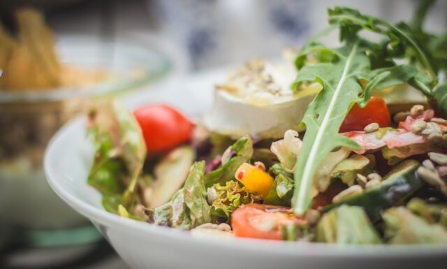 Sałatka z rukolą, gruszką i camembertem – prosty przepis