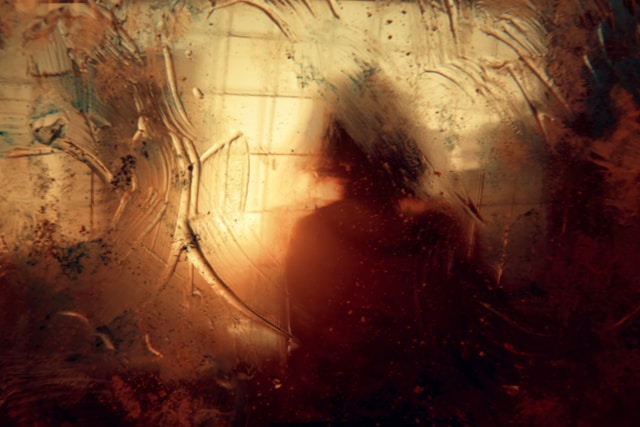 Co oznacza sen o zmarłym mężu, który pojawia się jako żywy?