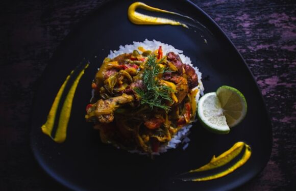 Pierś z kurczaka z ryżem i sosem – szybki i smaczny obiad