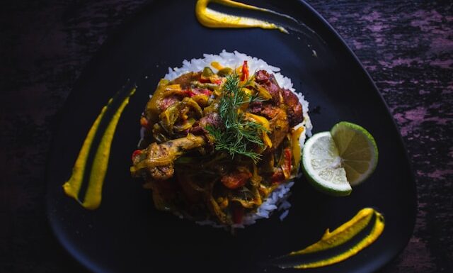 Pierś z kurczaka z ryżem i sosem – szybki i smaczny obiad