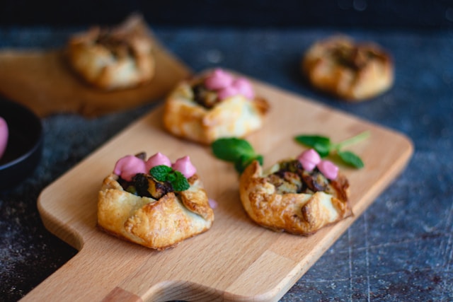 Co można zrobić z gotowego ciasta francuskiego – przepisy