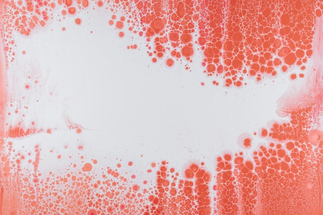 Sennik: co oznacza sen o krwi na podłodze?