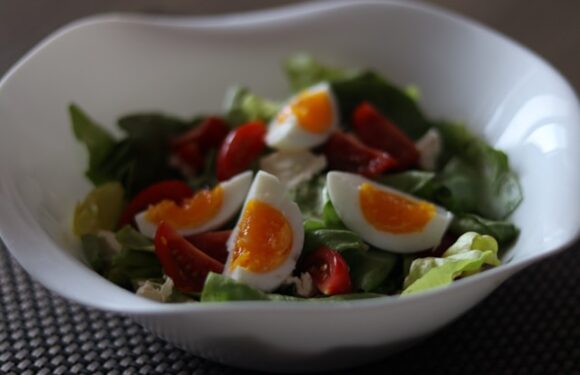 Sałatka z jajkiem, szynką i ogórkiem – szybki i prosty przepis