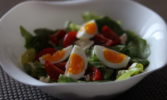 Sałatka z jajkiem, szynką i ogórkiem – szybki i prosty przepis