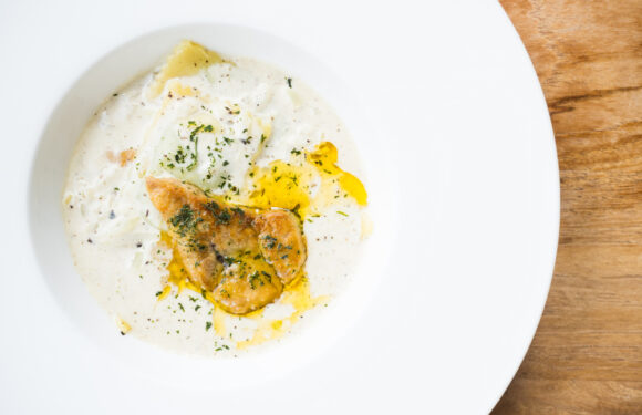 Śledzie pod pierzynką z jajkiem i ogórkiem – tradycyjna sałatka na każdą okazję