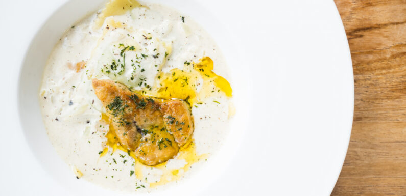 Śledzie pod pierzynką z jajkiem i ogórkiem – tradycyjna sałatka na każdą okazję