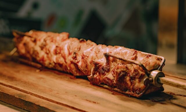 Pierś z kurczaka zawijana w boczku z piekarnika – soczysty i aromatyczny obiad