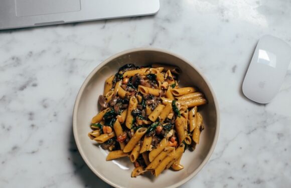 Makaron z kurczakiem i pomidorkami koktajlowymi w sosie śmietanowym