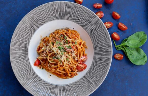 Co zrobić na obiad z makaronu i fileta z kurczaka? – cztery pomysły!