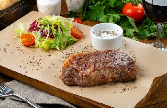 Duszony udziec z indyka w sosie własnym