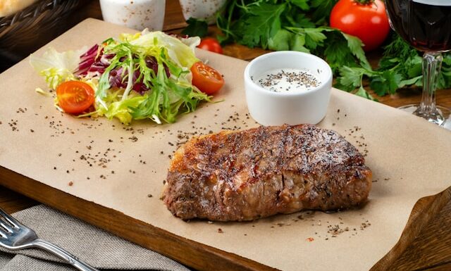 Duszony udziec z indyka w sosie własnym