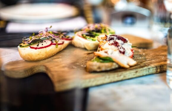 Dania na ciepło bez mięsa na imprezę – smaczne i sycące propozycje