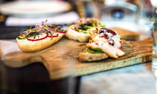 Dania na ciepło bez mięsa na imprezę – smaczne i sycące propozycje