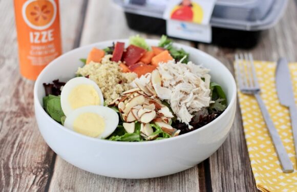 Sałatka z ryżem, jajkiem, ogórkiem kiszonym – poznaj przepis!