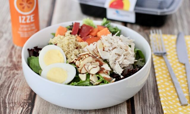 Sałatka z ryżem, jajkiem, ogórkiem kiszonym – poznaj przepis!