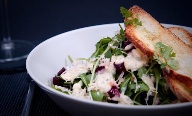 Sałatka z kurczakiem, kukurydzą i ogórkiem