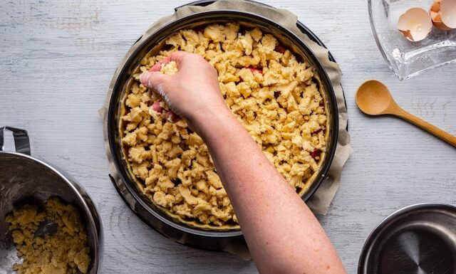 Szybkie ciasto kruche z owocami i kruszonką – prosty przepis na domowy wypiek