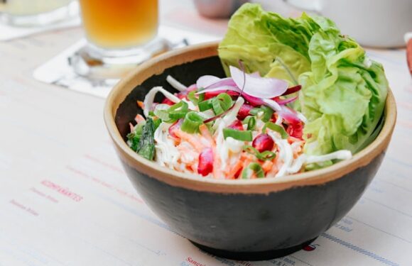 Sałatka z selerem naciowym kurczakiem i żurawiną