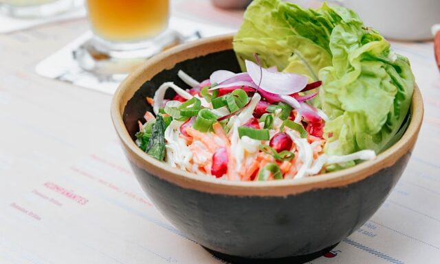 Sałatka z selerem naciowym kurczakiem i żurawiną