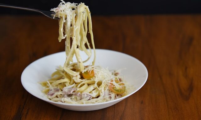 Makaron z kurczakiem i warzywami w sosie śmietanowym