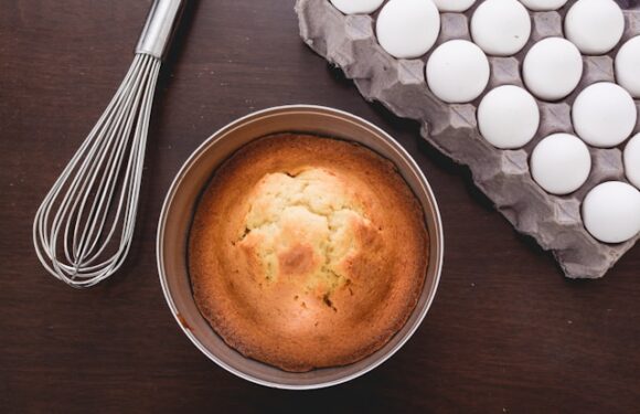 Jak długo piec biszkopt z 4 jaj?