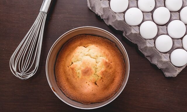 Jak długo piec biszkopt z 4 jaj?