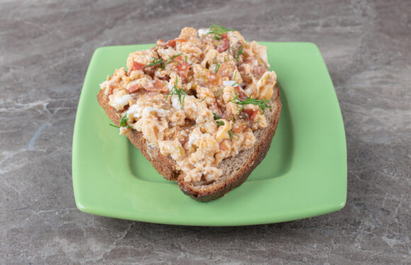 Pasta z makreli w pomidorach z jajkiem i ogórkiem