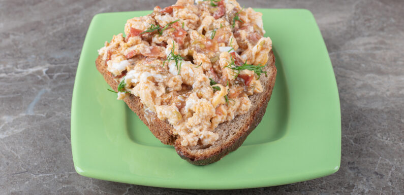 Pasta z makreli w pomidorach z jajkiem i ogórkiem