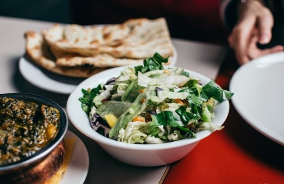 Wiosenna sałatka z rzodkiewką, ogórkiem i szczypiorkiem – lekka i orzeźwiająca