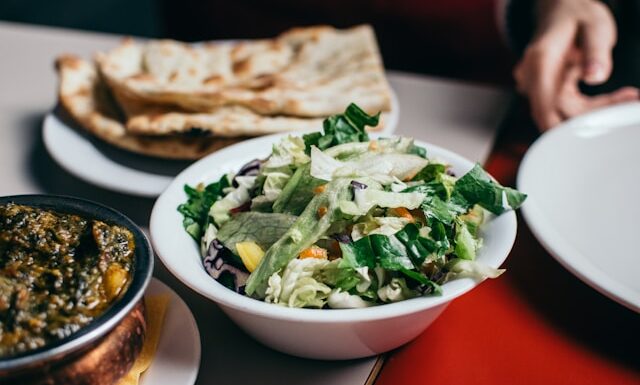 Wiosenna sałatka z rzodkiewką, ogórkiem i szczypiorkiem – lekka i orzeźwiająca