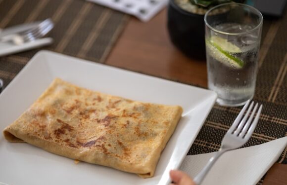 Naleśniki z kurczakiem, pieczarkami i serem