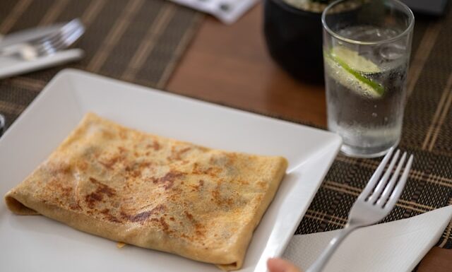 Naleśniki z kurczakiem, pieczarkami i serem