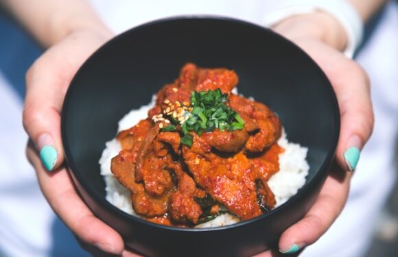 Szybki obiad z piersią z kurczaka w sosie – smaczny i prosty przepis