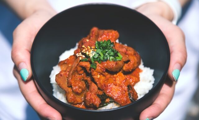 Szybki obiad z piersią z kurczaka w sosie – smaczny i prosty przepis