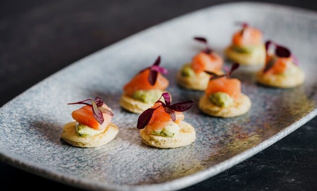 Co zrobić z łososia wędzonego w plastrach? Pomysły na pyszne przekąski!