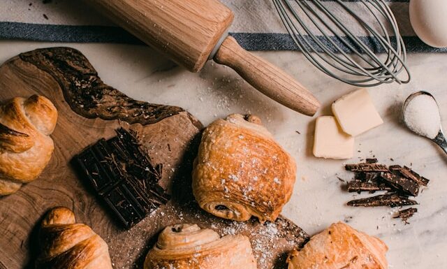 Ciasto francuskie z mięsem mielonym i serem żółtym – szybki i pyszny pomysł na przekąskę