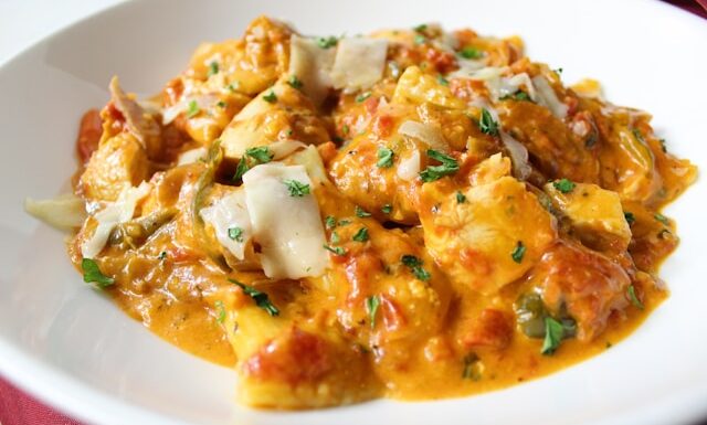 Pierś z kurczaka z mozzarellą i suszonymi pomidorami