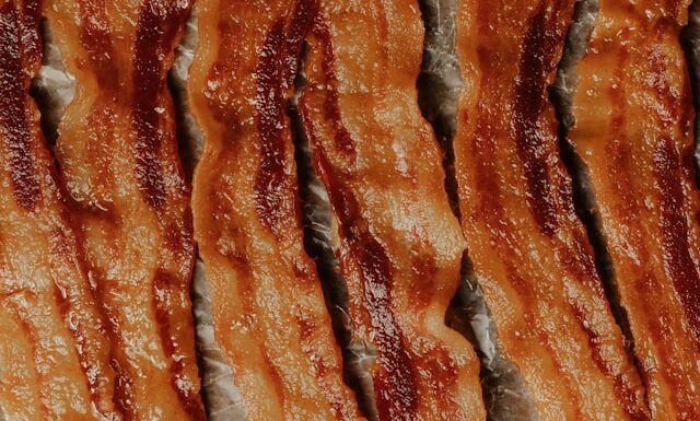 Jak upiec boczek surowy ze skórą w piekarniku – chrupiący i soczysty